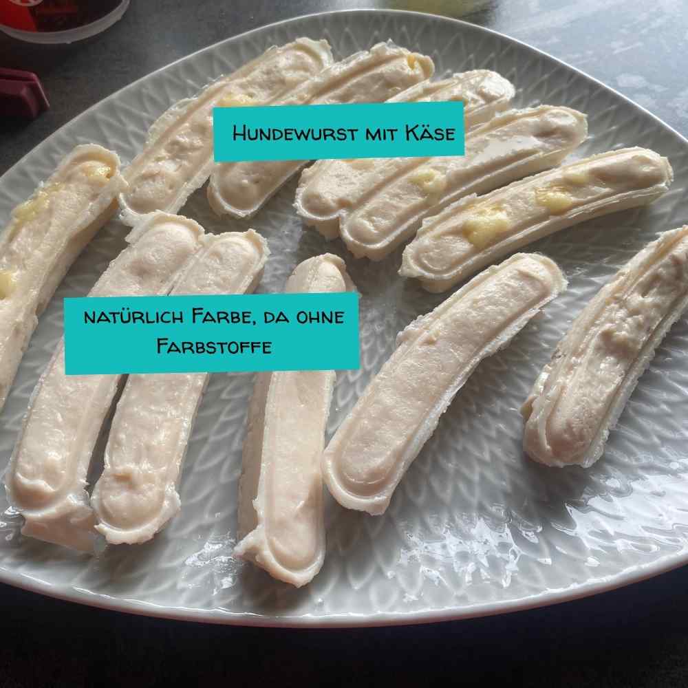 Ein Teller mit Hundewurst