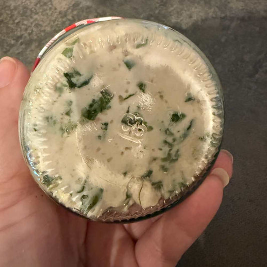 Selbstgemachte Hundewurst im Glas eingefroren