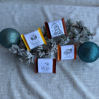 Täfelchen mit Banderole weihnachtlich dekoriert