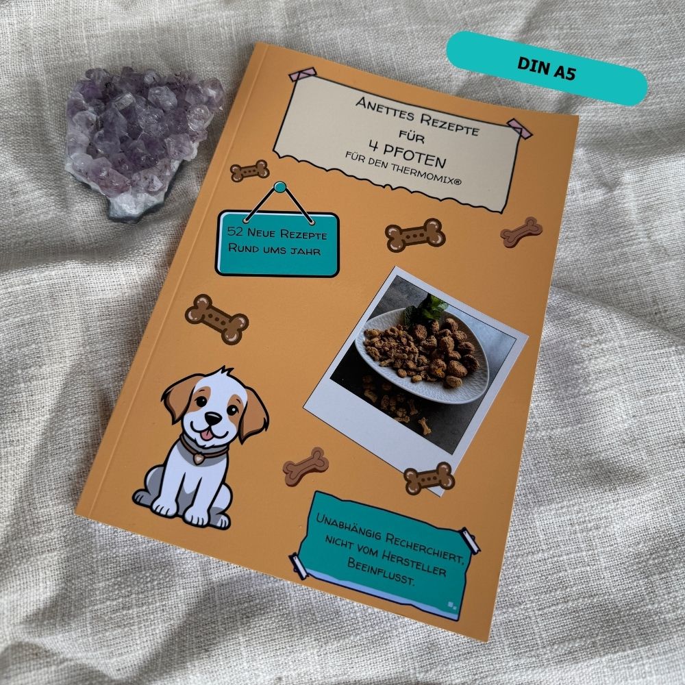 Coverbild von Anettes Rezepte für 4 Pfoten – Hundeleckerli-Rezepte für den Thermomix® mit Foto von Hundekeksen und Illustration eines Hundes.