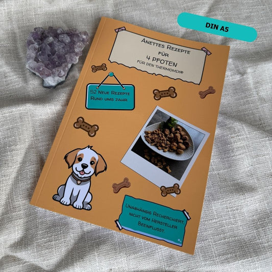 Coverbild von Anettes Rezepte für 4 Pfoten – Hundeleckerli-Rezepte für den Thermomix® mit Foto von Hundekeksen und Illustration eines Hundes.