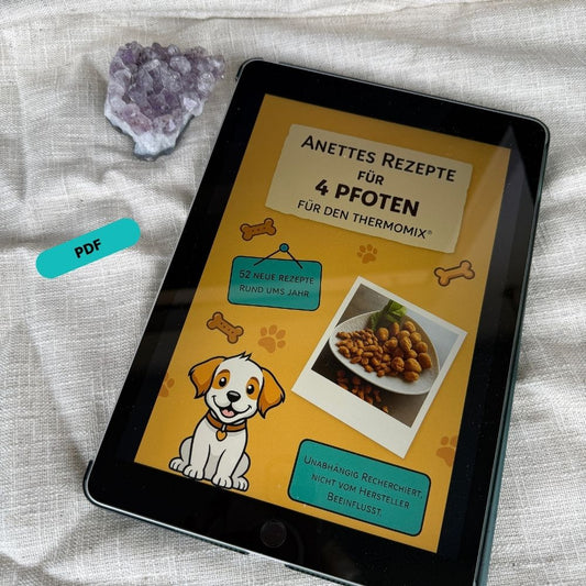 Coverbild von Anettes Rezepte für 4 Pfoten – Hundeleckerli-Rezepte für den Thermomix® mit Foto von Hundekeksen und Illustration eines Hundes. Ansicht auf dem Tablett