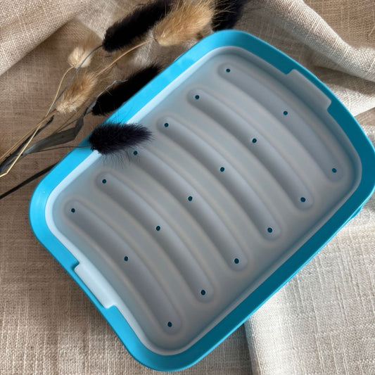 blaues Silikonförmchen in Würstchenform