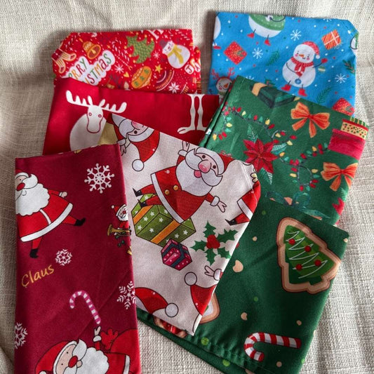 verschiedene Weihnachtliche Hundehalstücher