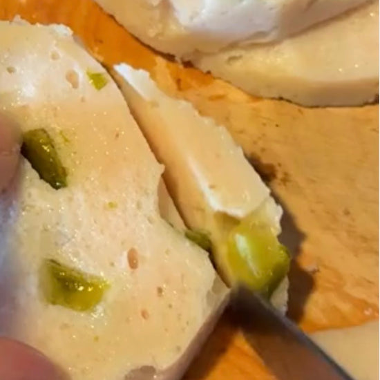 Wurst mit gurke wird aufgeschnitten
