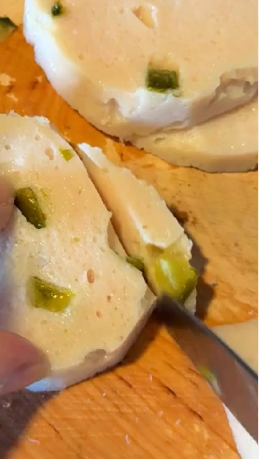 Wurst mit gurke wird aufgeschnitten